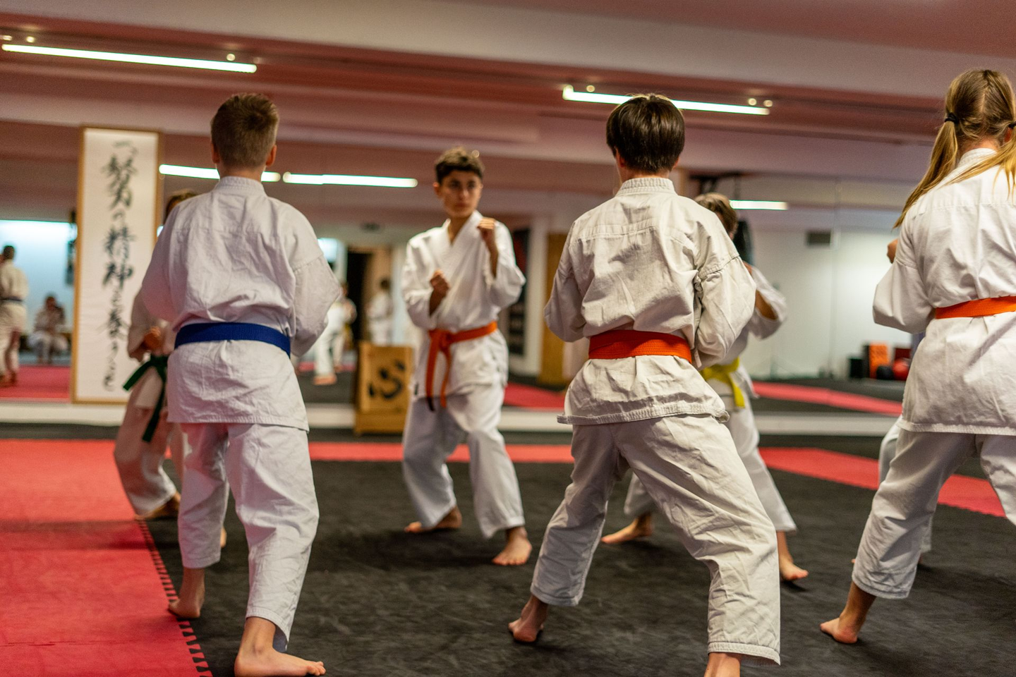 Karateka in Kamaehaltung
