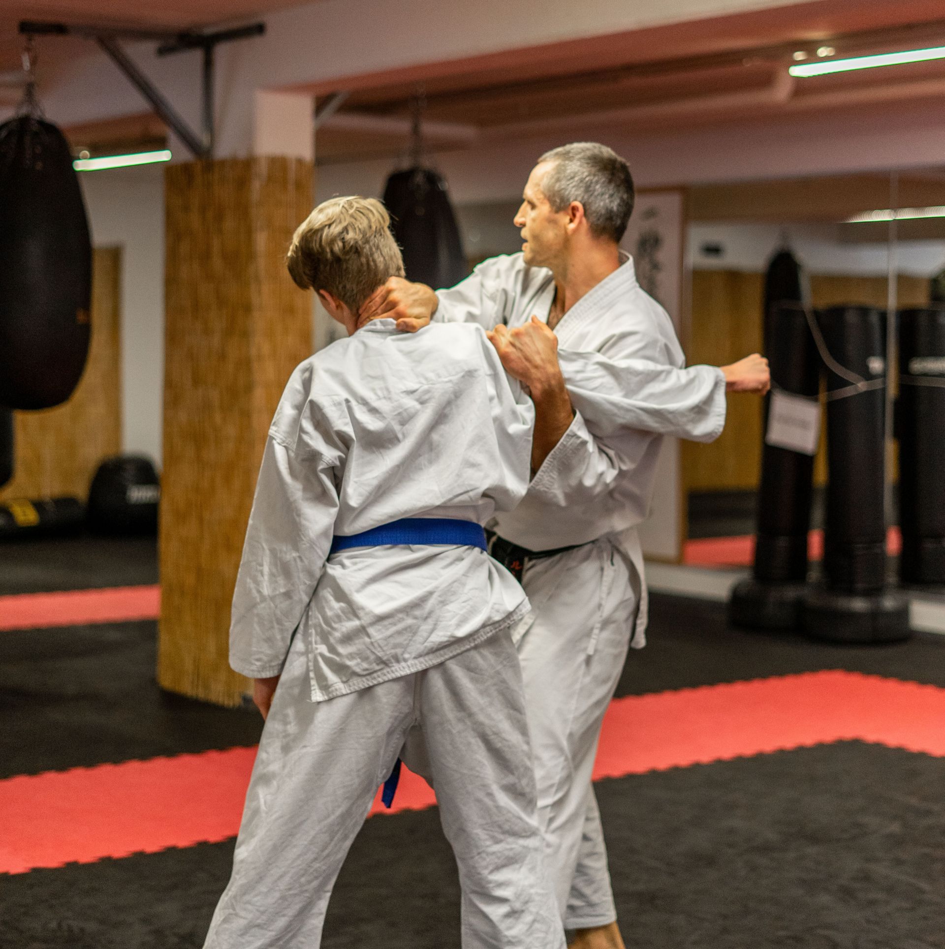 Zwei Karateka üben Partnerübung.