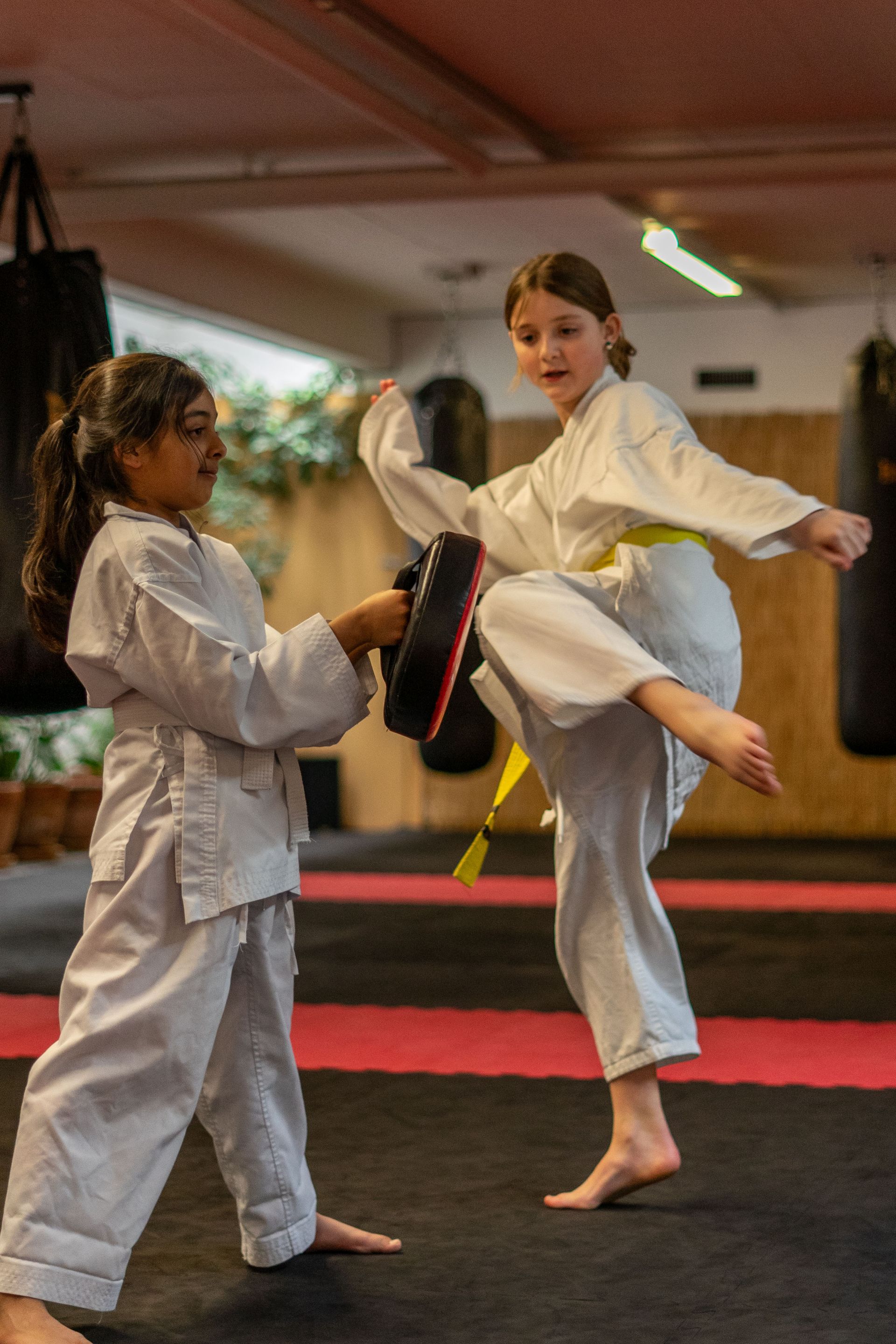 Selbstbewusste Kinder üben einen Kick aufs Schlagpolster.