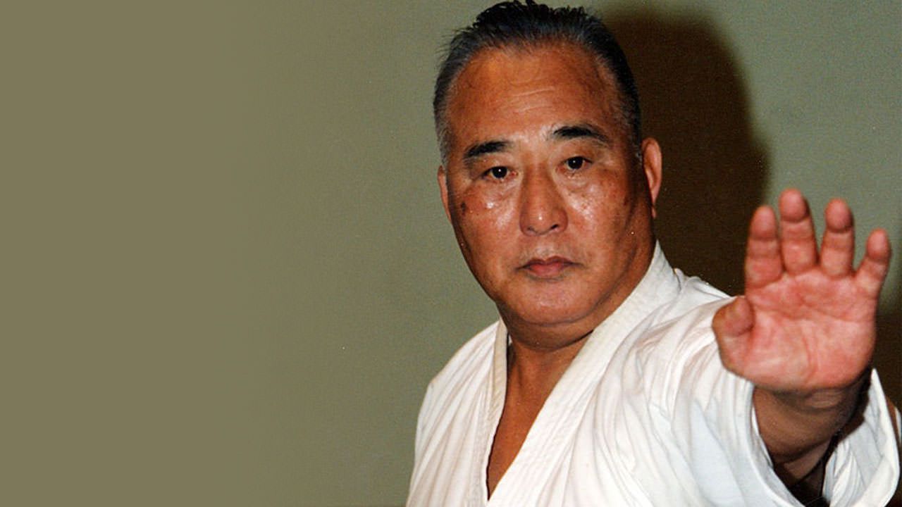 Taiji Kase Sensei, renommierter Karate-Meister und Schüler von Gichin Funakoshi, im Shotokan-ryu Kase-ha-Stil. Bekannt für seine Fudo-dachi-Stellungen und Budo-Philosophie, prägte er das traditionelle Karate weltweit.