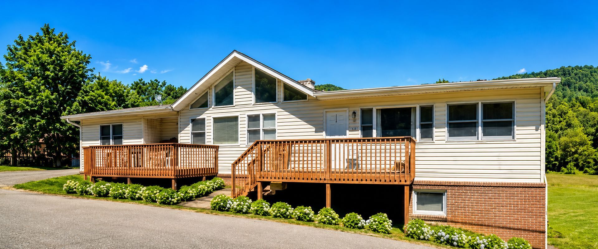 Fox Run Apartments exterior with mountain views