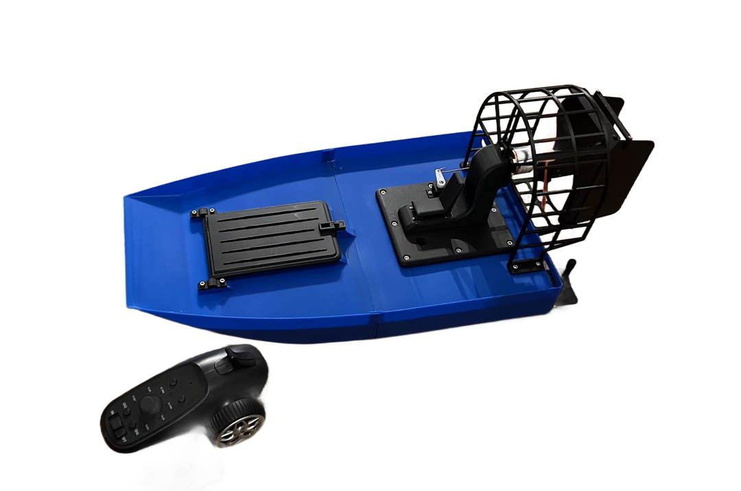 Blauw model van een luchtboot met zwarte ventilator en een kleine afstandsbediening op een witte achtergrond.