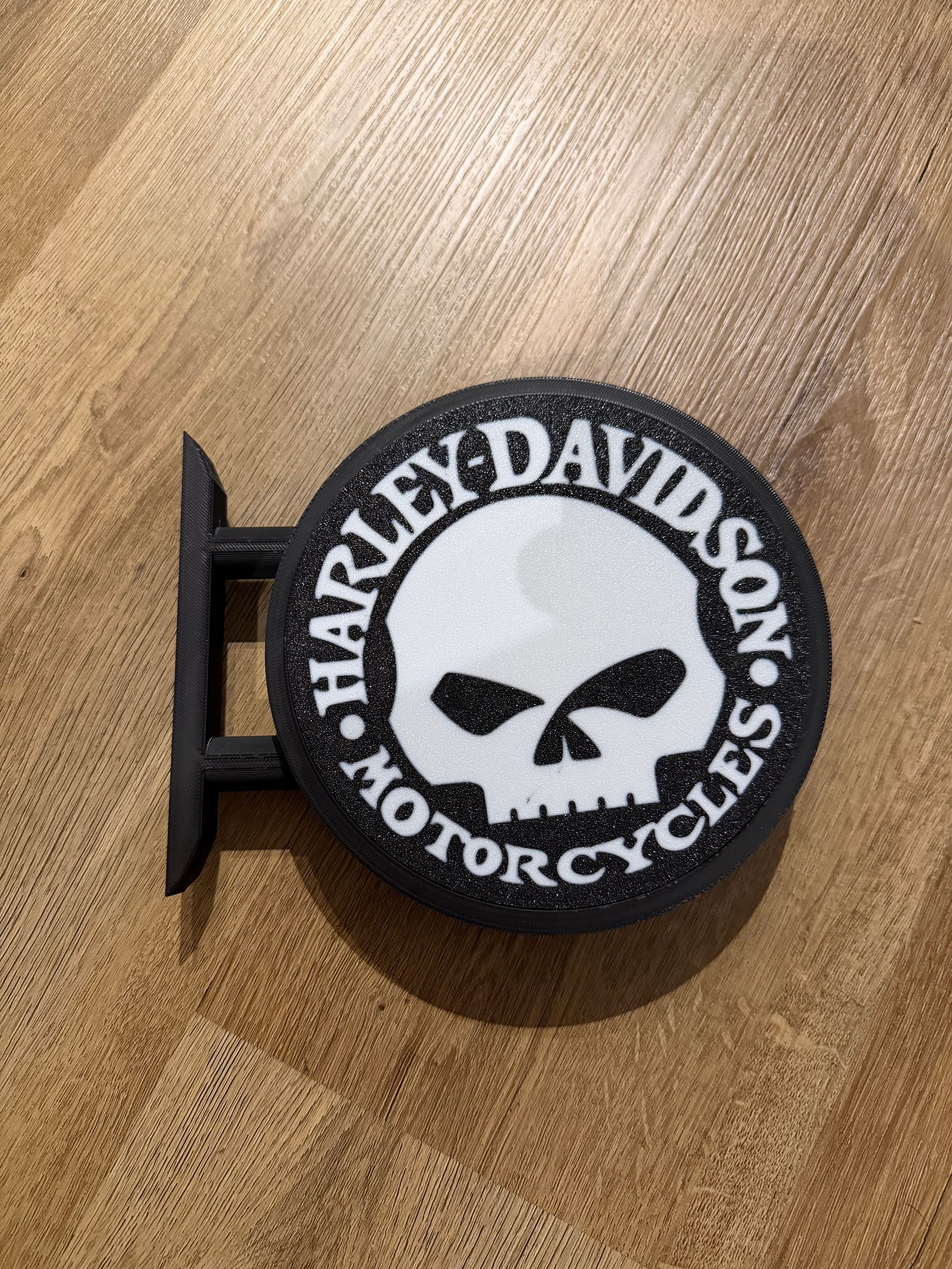 Zwarte Harley-Davidson motorfiets doodskop riemgesp op een houten ondergrond