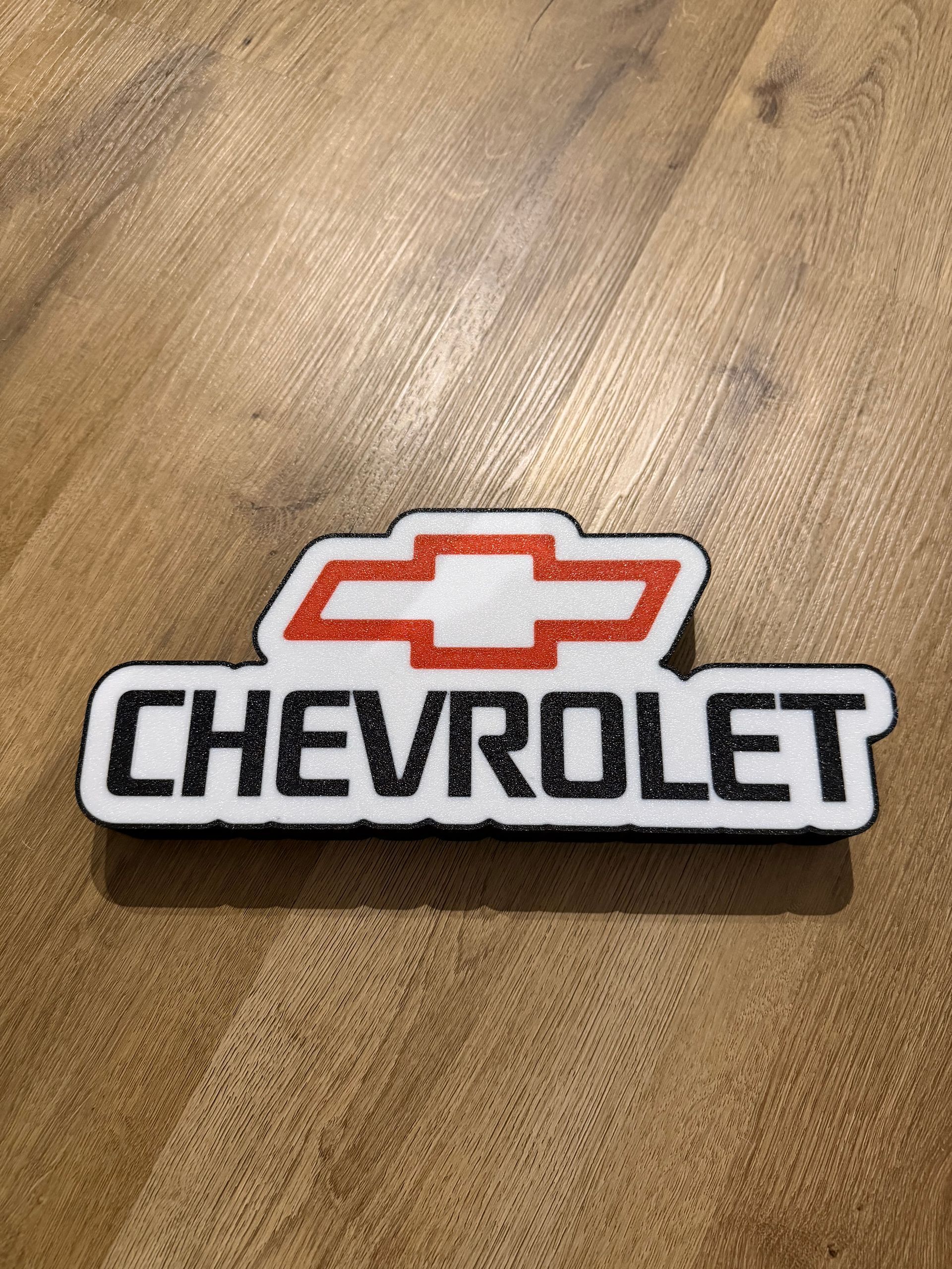 Chevrolet-logo op een houten ondergrond.