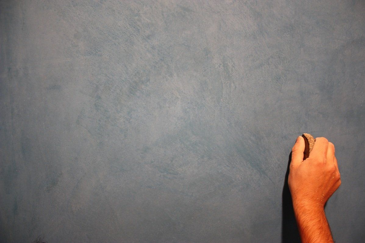 picture of italian artisan plastering wall