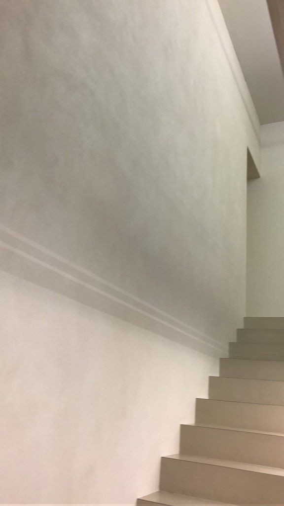 detail of pastellone stairs whit white intonachino wall