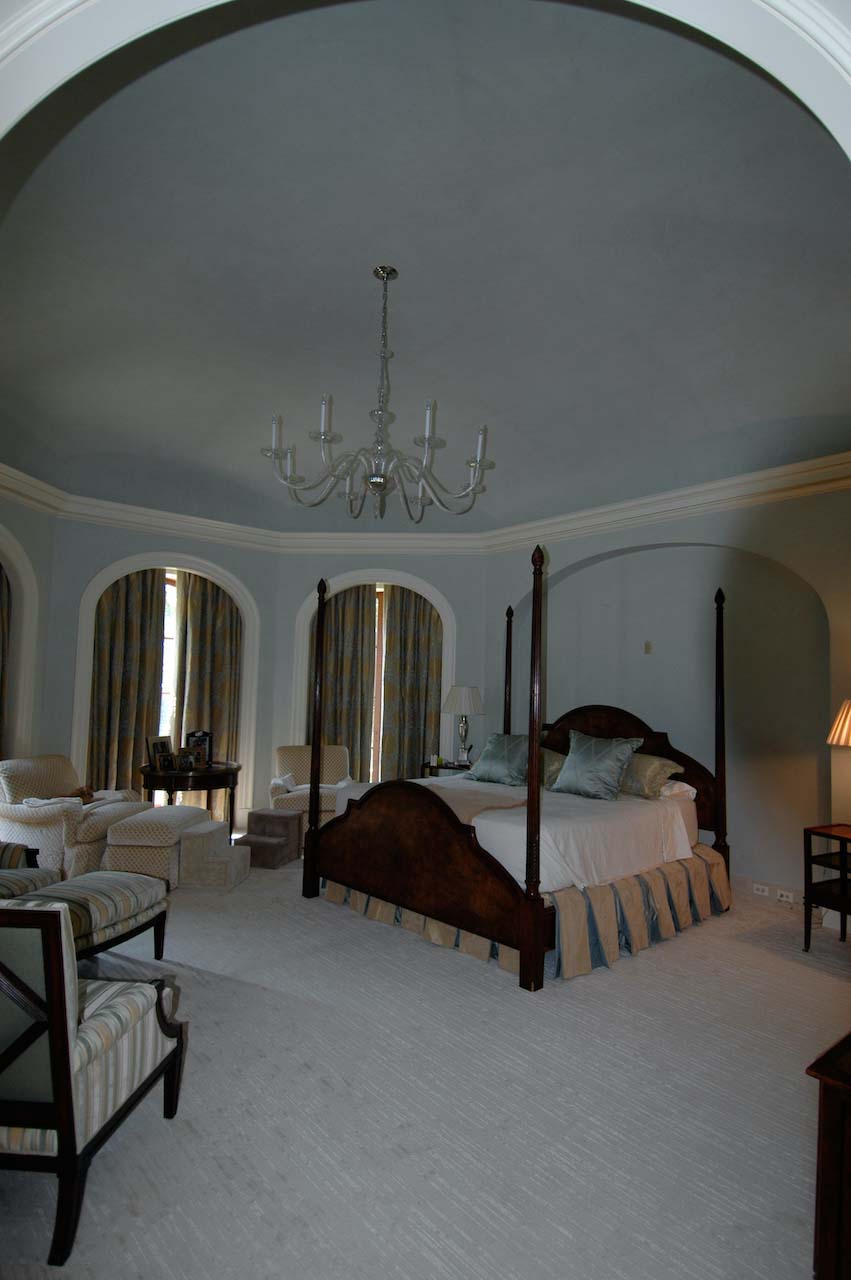venezia stucco image of a bedroom with an ancient wooden bed and blue wall and roof
