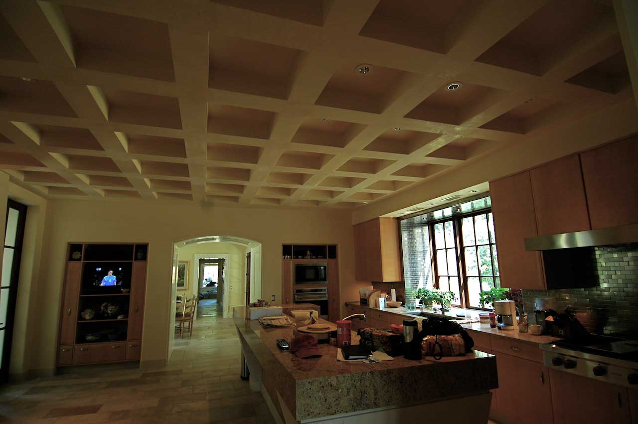 picture of a big kitchen with orange venetian marmorino walls and light yellow marmorino veneziano squared roof