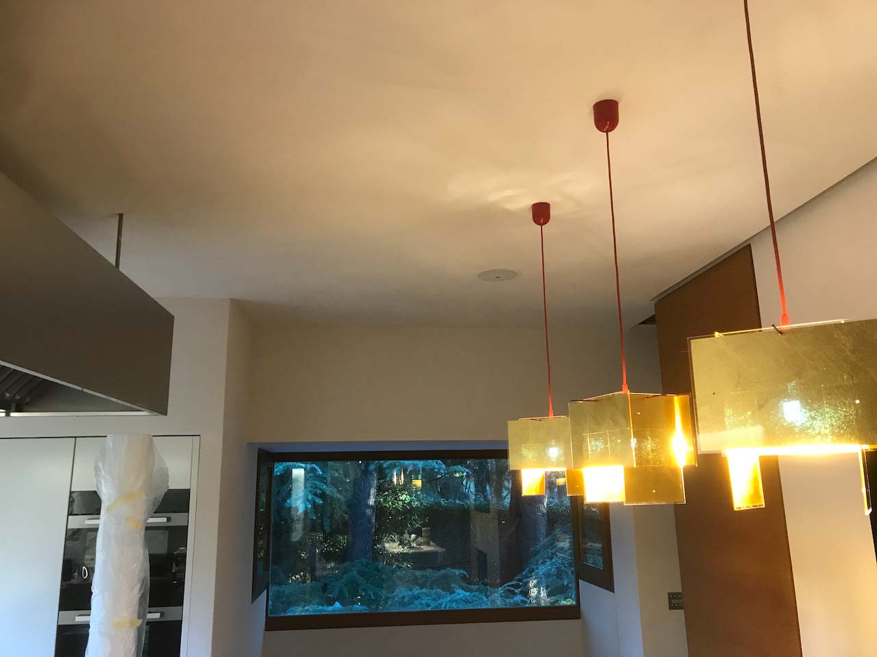 picture of a kitchen with venetian marmorino roof and three lights