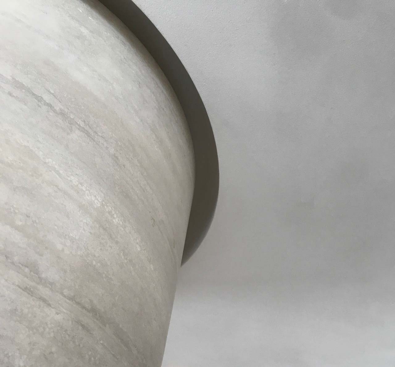 detail of a rounded wall finished with white suede product