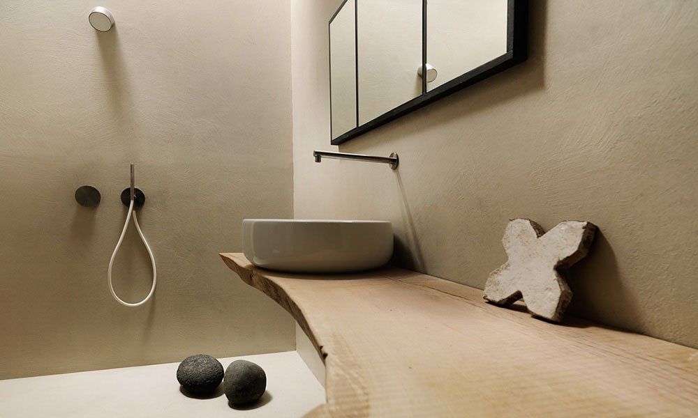 picture of a bathroom with wall in beige tadelakt product