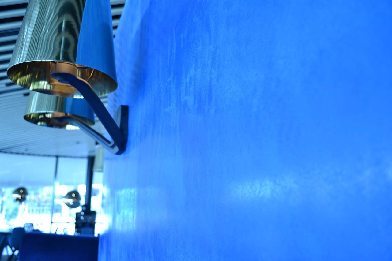 detail of a lamp in a restaurant wall in deep blue tadelakt product