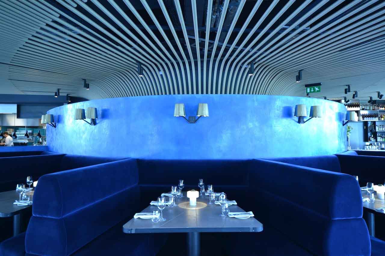 picture of a restaurant wall in deep blue tadelakt product