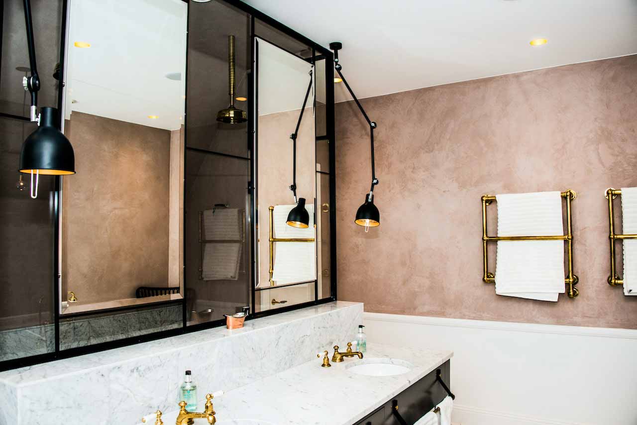 picture of bathroom with two towels and two mirror with pink tadelakt wall product