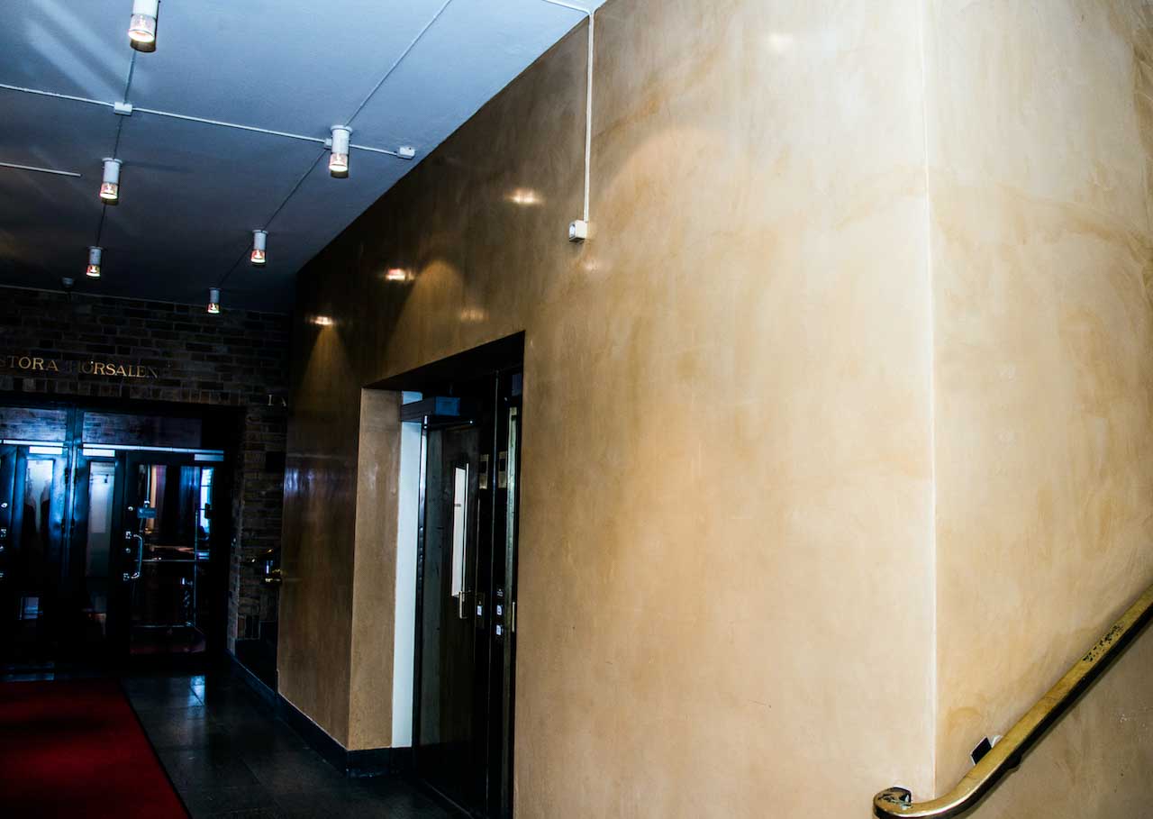 picture of yellow tadelakt product on hotel interior walls