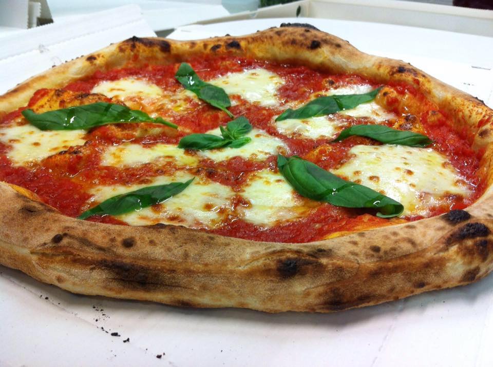 Una pizza con salsa di pomodoro e formaggio sopra