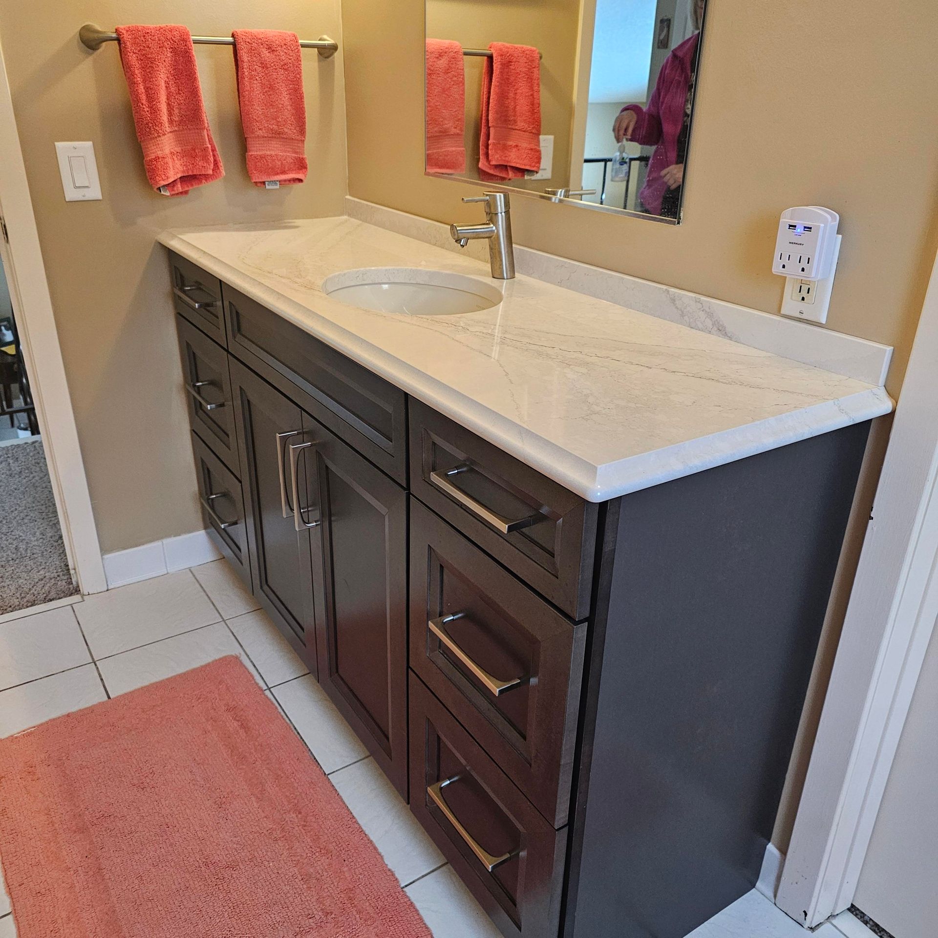 A bathroom with a sink and a mirror