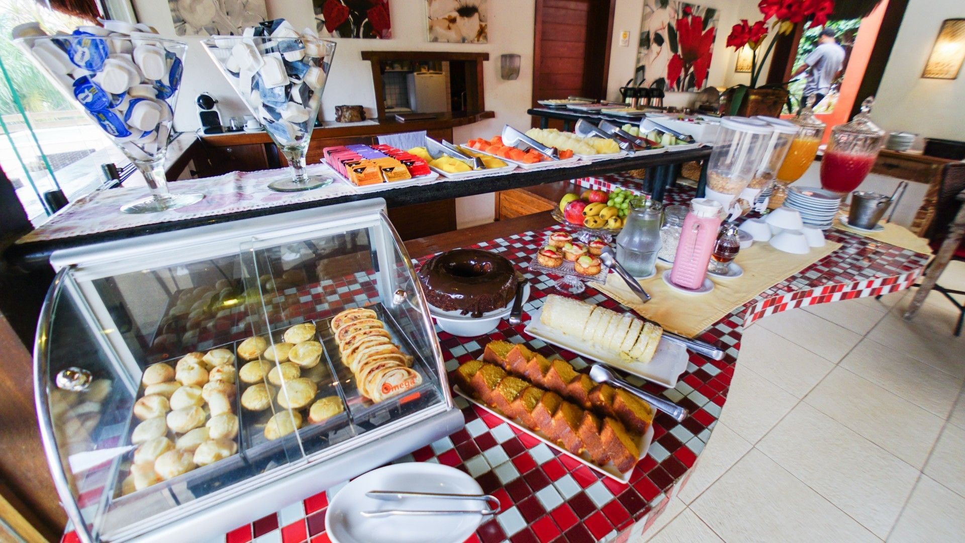 Lounge relaxante ao ar livre com sofás laranja e detalhes em madeira.