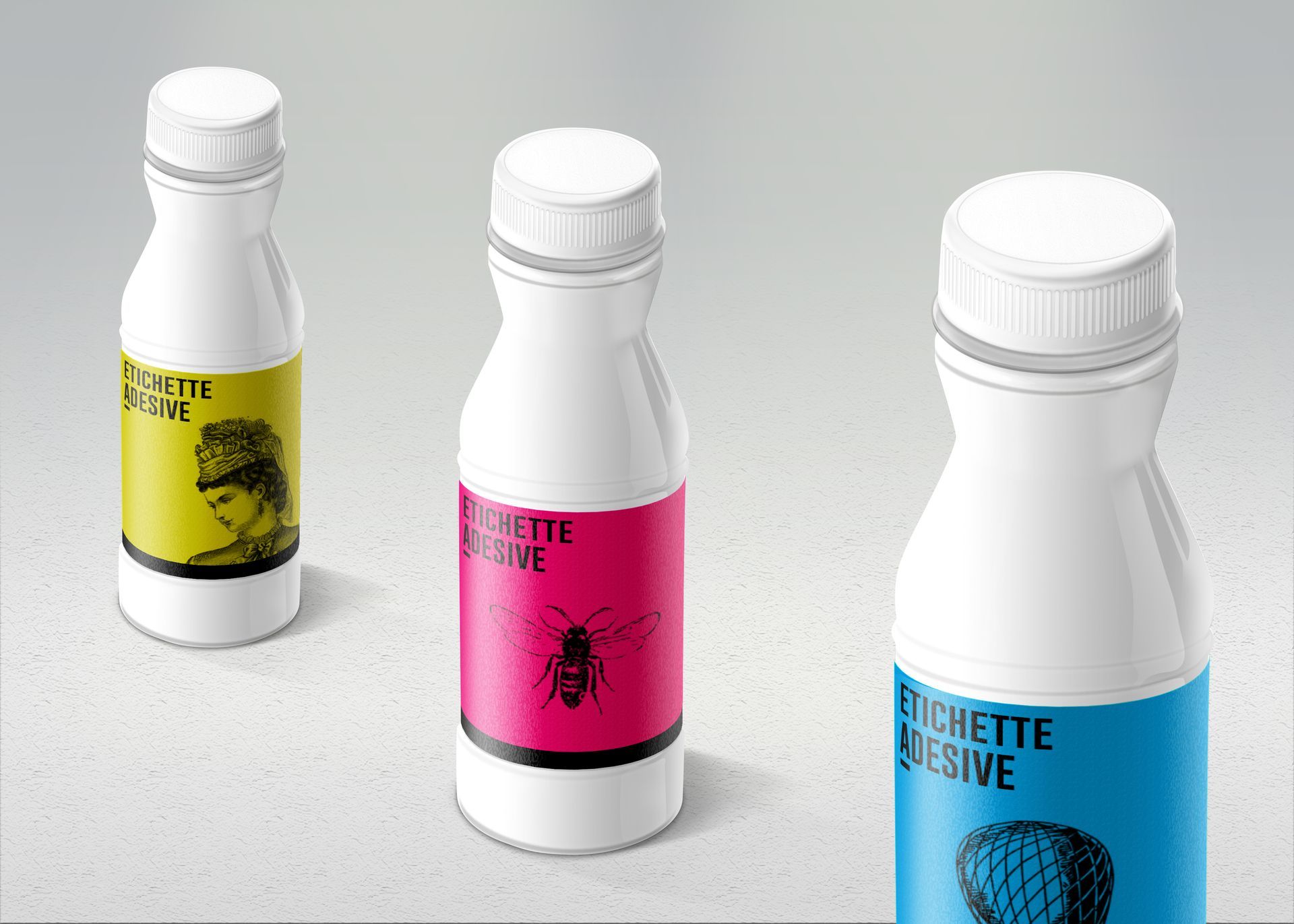 Tre bottiglie bianche con etichette adesive gialle, rosa e blu decorate con illustrazioni grafiche.