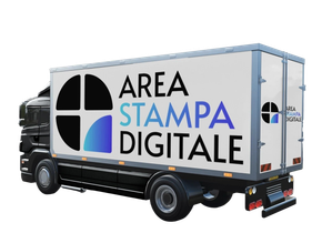 camion brandizzato con scritta 