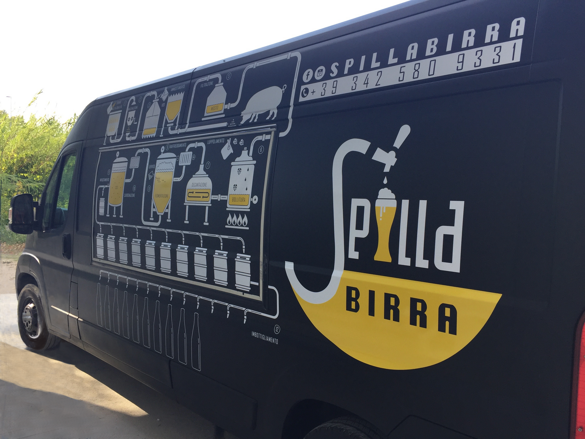 Un furgone nero con la grafica di uno schema di produzione della birra e il logo