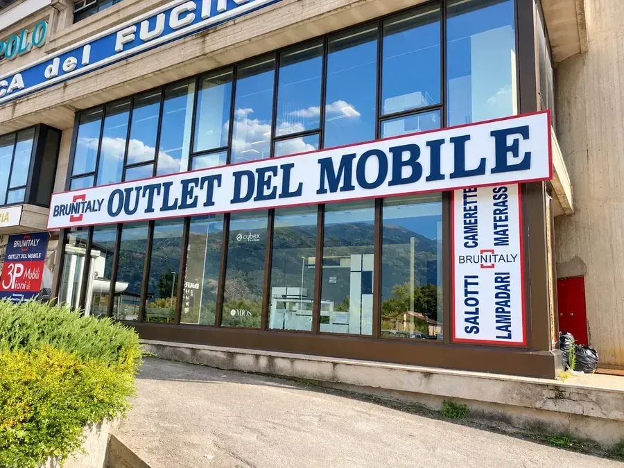 Insegna Outlet del Mobile Brunitaly realizzata da Area Stampa Digitale Frosinone