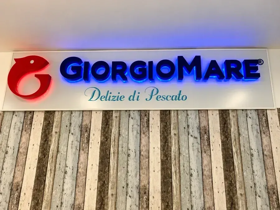 Insegna luminosa GiorgioMare Delizie di Pescato realizzate da Area Stampa Digitale Frosinone