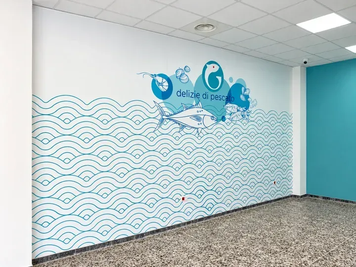 Allestimento parete con pannello per Giorgiomare realizzata da Area Stampa Digitale Frosinone
