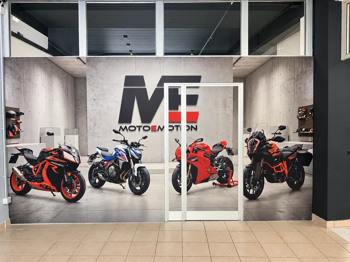 Allestimento parete con pannello per Motoemotion realizzato da Area Stampa Digitale