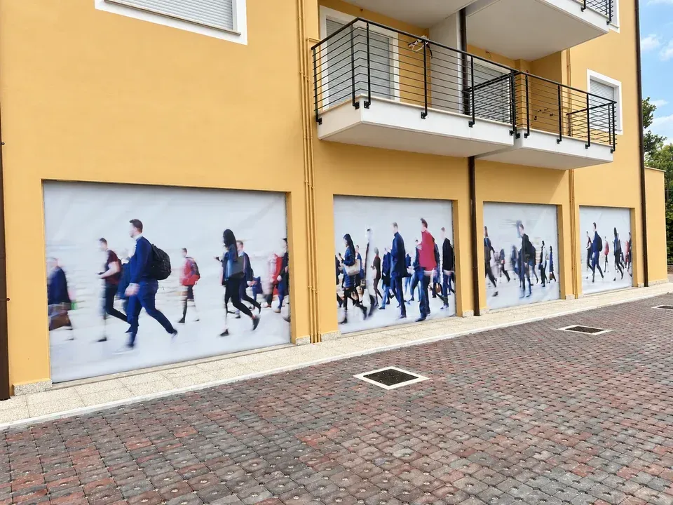 Striscioni in PVC stampati per copertura su facciata, realizzati da Area Stampa Digitale