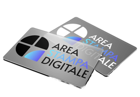 Due carte rettangolari grigie impilate una sull'altra, entrambe con il logo nero e blu 