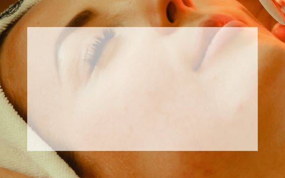 LED LIGHT THERAPY Patient having treatment