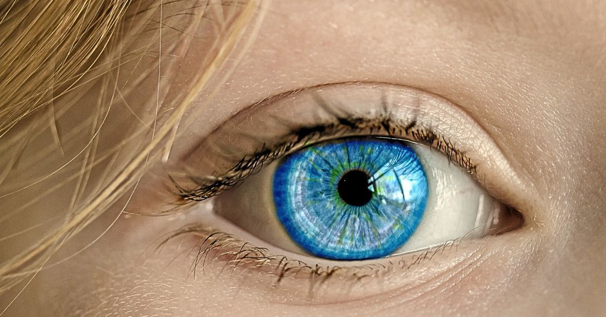 Stiking blue female eye