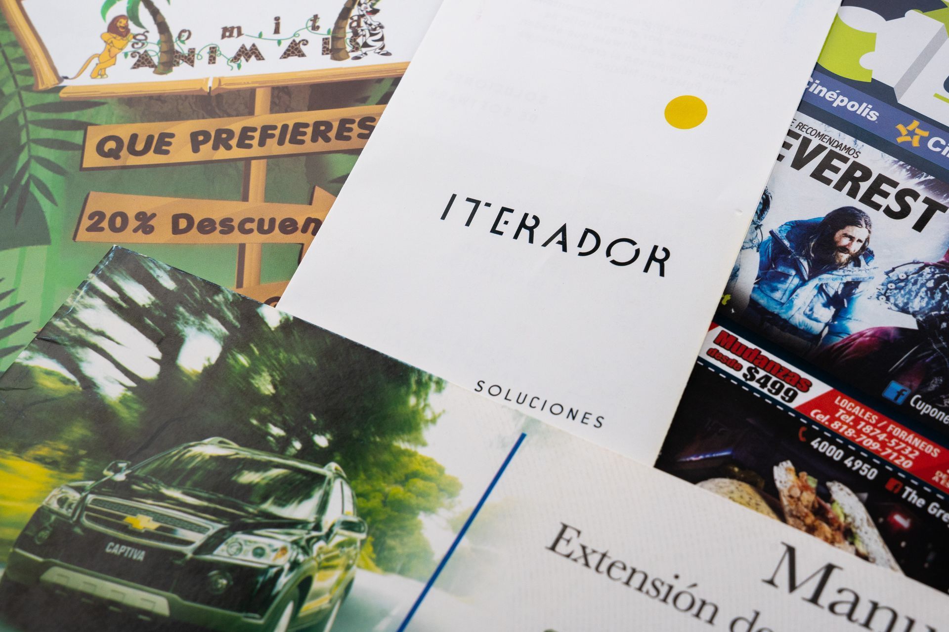 Primer plano de materiales de marketing impresos