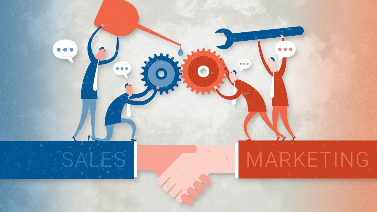 Los equipos de ventas y marketing, vestidos de azul y rojo, colaboran para coordinar sus esfuerzos, unidos por un apretón de manos entre los departamentos.