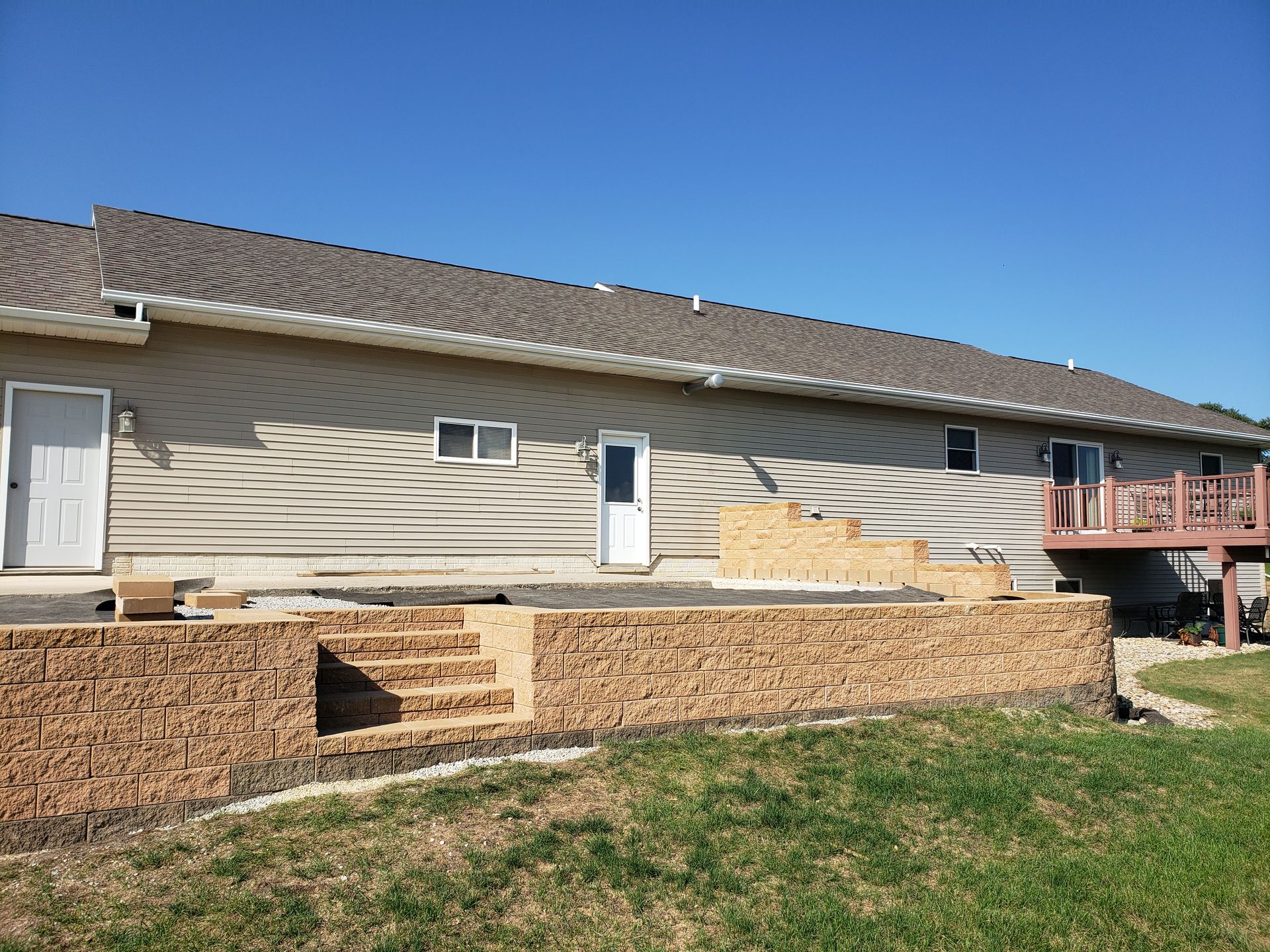 retaining wall with steps landscaper