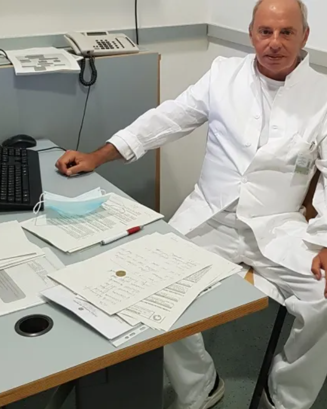 Uno spazzolino da denti e strumenti dentali in una tasca
