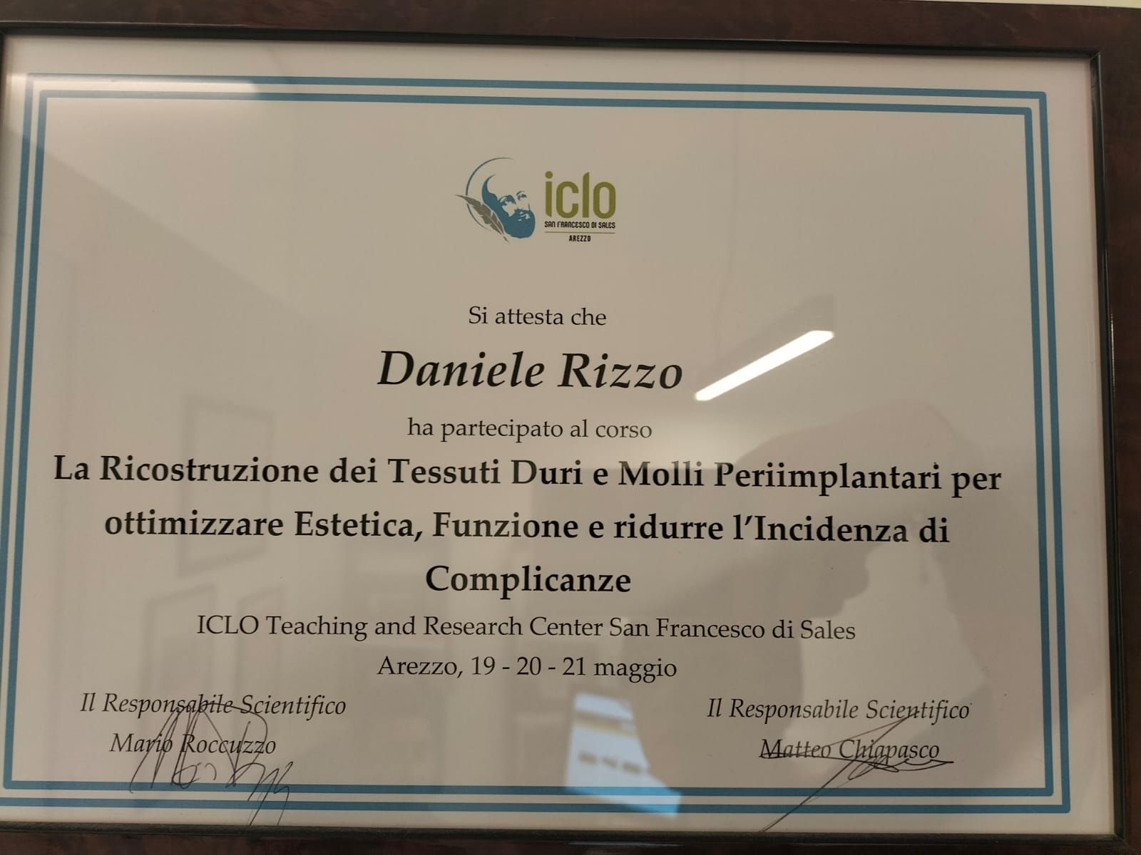 Attestato italiano incorniciato con bordo blu, conferito a Daniele Rizzo per la partecipazione a un congresso professionale.