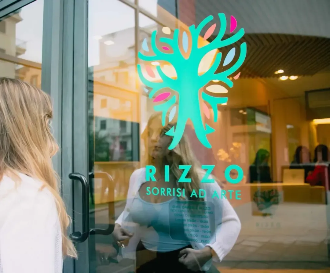 vetrina dello studio dentistico Rizzo a Palermo