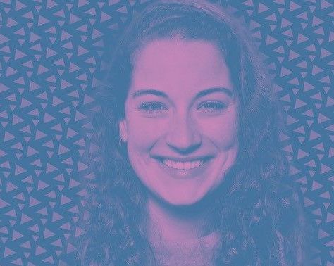 Portret van een lachende vrouw met een roze overlay op een blauwe achtergrond met een driehoekig patroon.