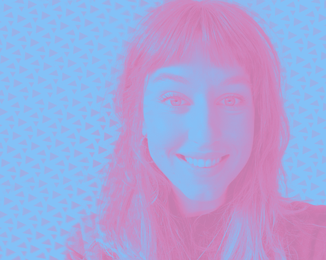 Lachende vrouw, selfie vanuit een bepaalde hoek, blauw getinte overlay op een achtergrond met patroon.