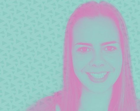 Lachende vrouw, portretfoto met roze overlay op een blauw geometrisch patroon.