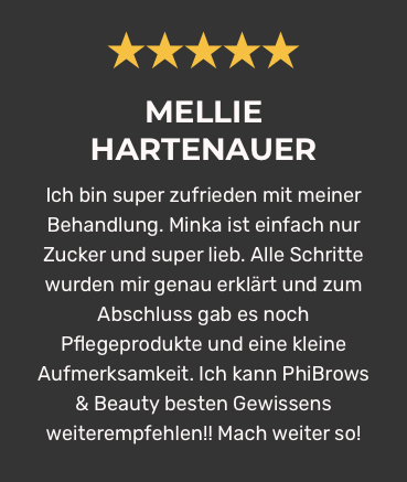 Ein schwarzes Schild mit dem Namen Mellie Harthauer darauf