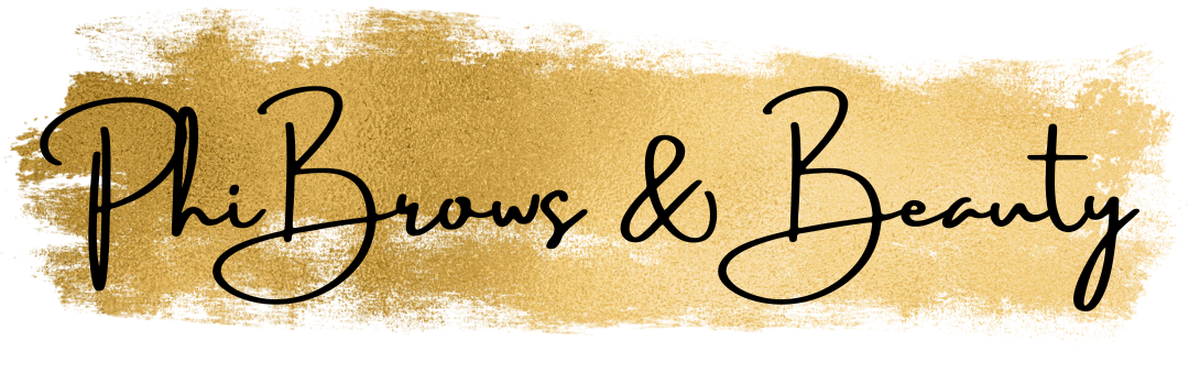 Das Logo von Phi Brows & Beauty ist in Schwarz auf goldenem Hintergrund geschrieben.