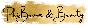 Das Logo von Phi Brows & Beauty ist in Schwarz auf goldenem Hintergrund geschrieben.