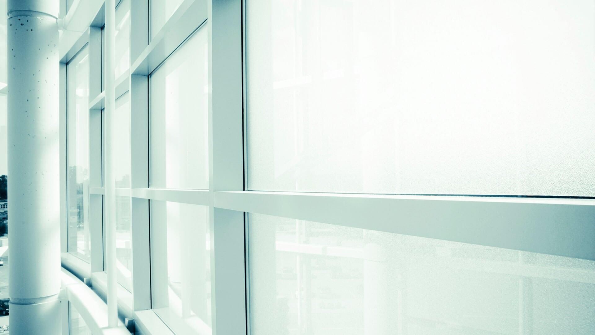 Un pasillo con muchas ventanas en un edificio.