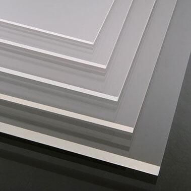 Una pila de láminas de plástico transparente colocadas una encima de la otra sobre una mesa.