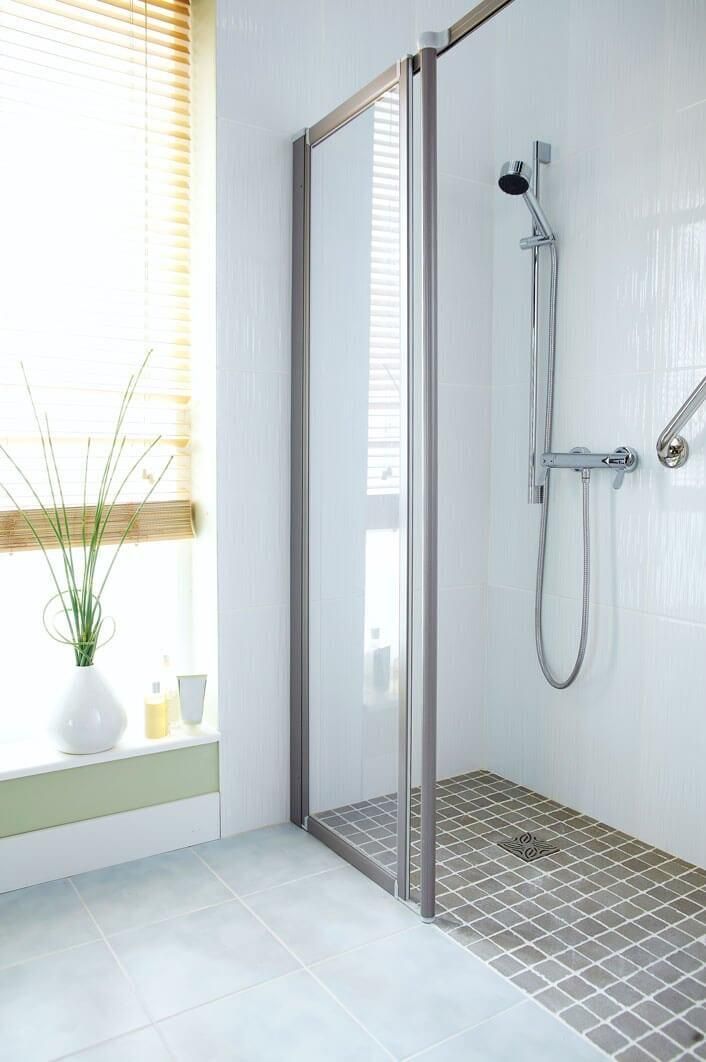 Un baño con plato de ducha y ventana.