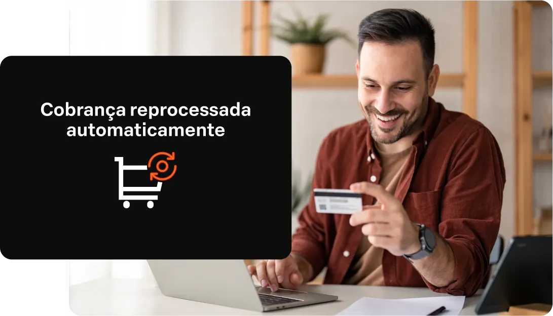 Homem usando laptop, segurando cartão de crédito, sorrindo; a tela exibe a mensagem