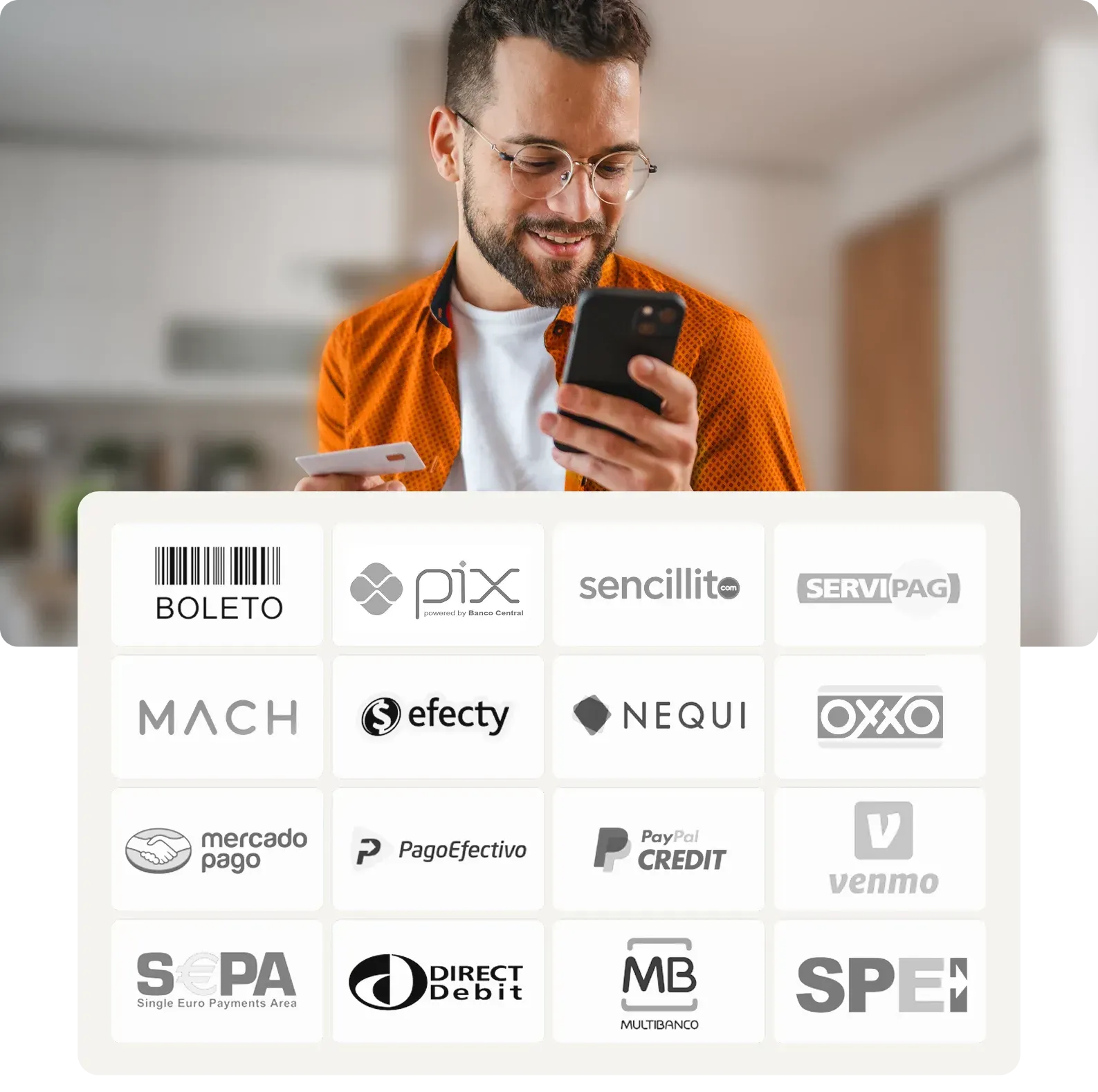 Homem segurando um telefone atrás de um painel com logotipos de métodos de pagamento, incluindo Pix, Mercado Pago, OXXO e SPEI.